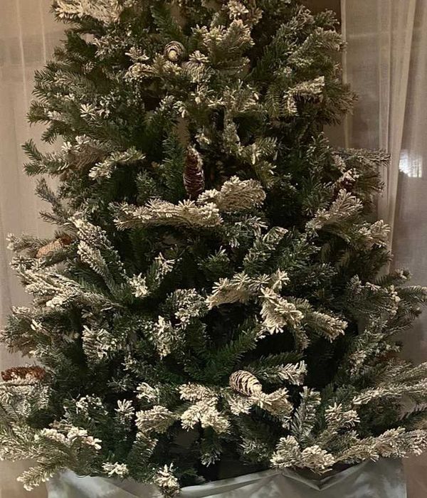 Brad artificial cu zapada si conuri