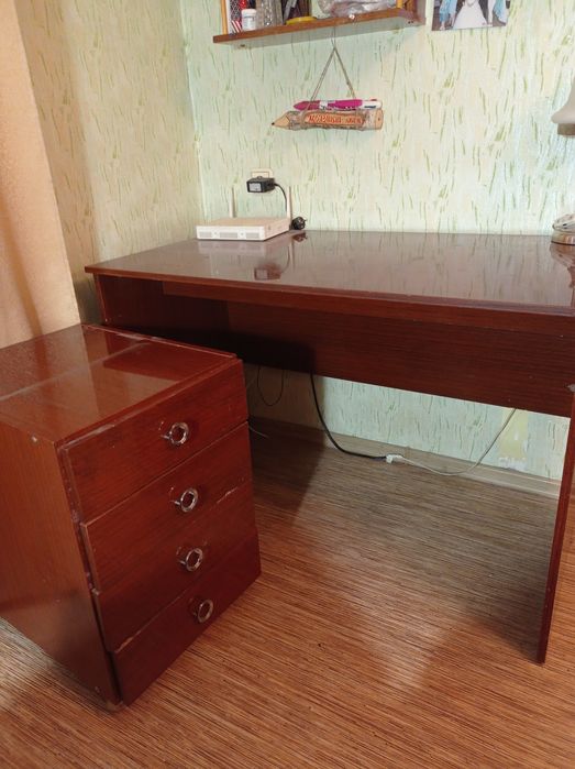Письменный стол с тумбочкой