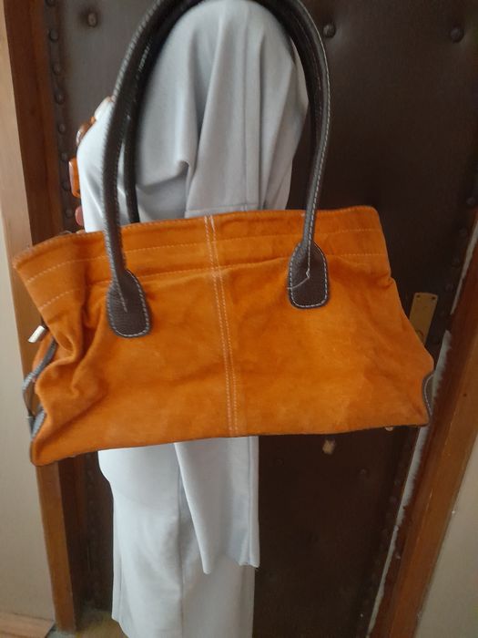 Rochie numinou, poseta și accesorii