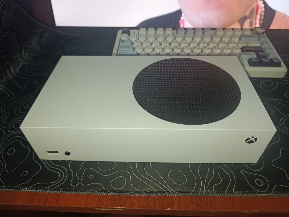 Продам приставку консольк xbox series s