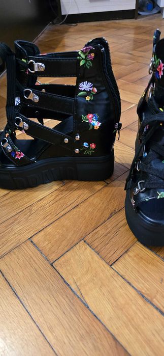 Сандали на платформа