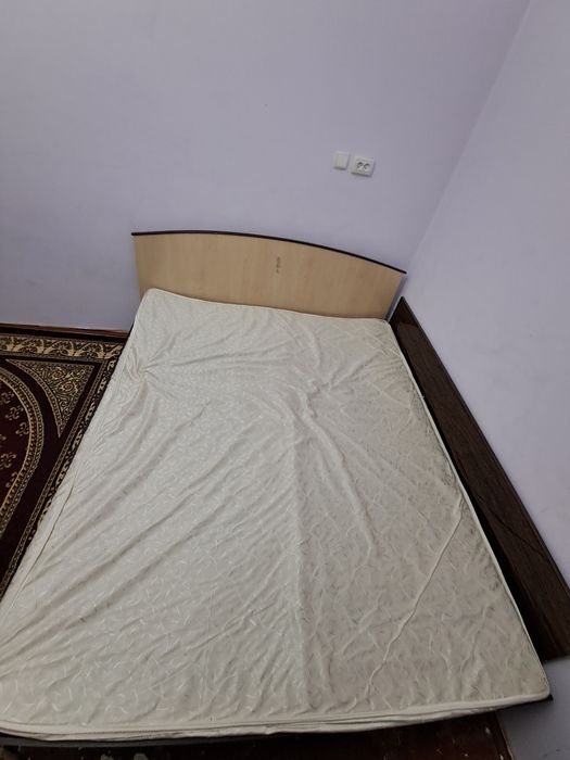 Двуспальная кровать со шфанером состояние на фото