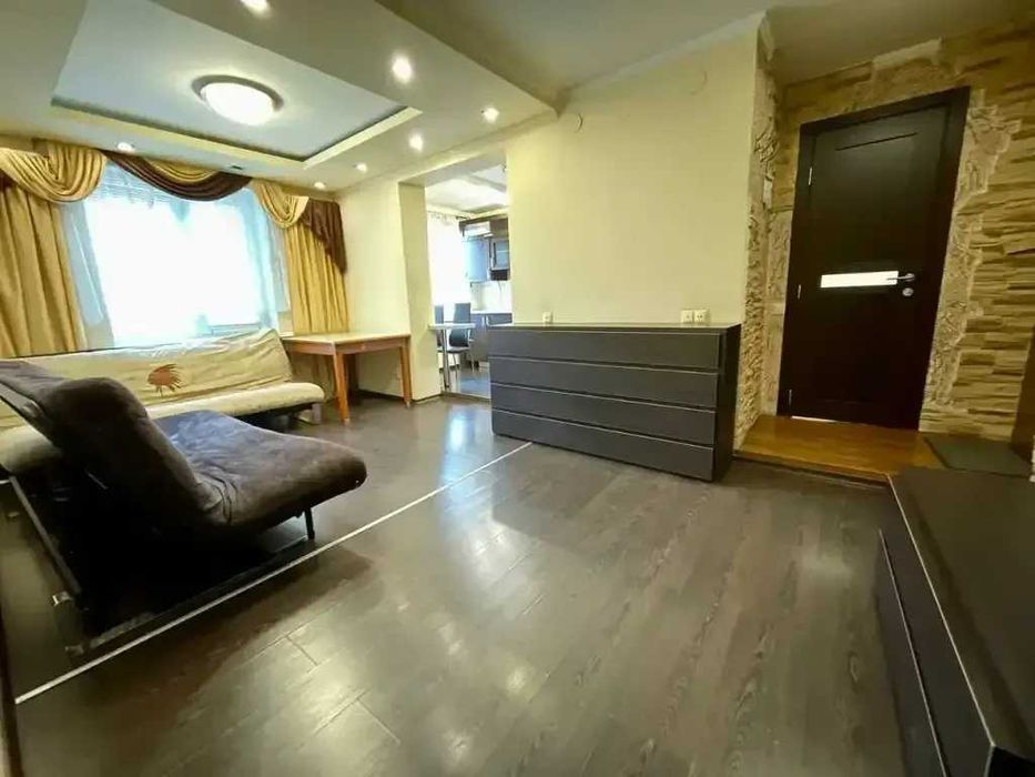 Дава се под наем Тристаен апартамент в София, Център - 90 кв.м за 561 € - Снимка #2