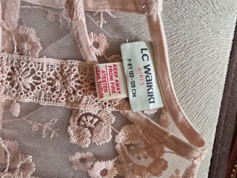 Розовое , красивое платье на девочку