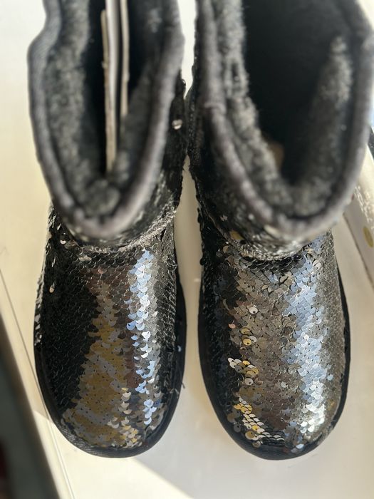 Продам угги новые