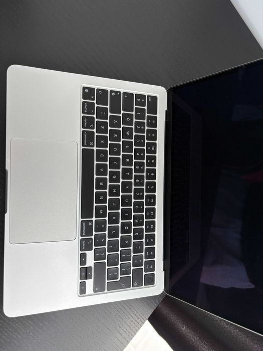 Apple Macbook Air 2022 M2 16 GB Ram Перфектен — миниатюра 3