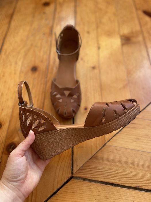 Кафяви кожени сандали на платформа