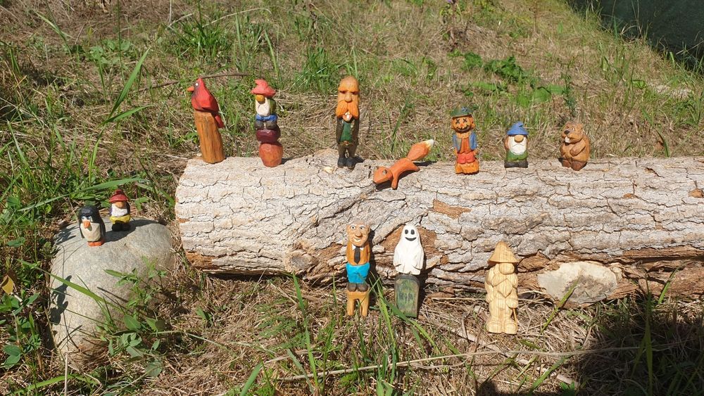 Sculpturi de lemn figurine diverse pitici lemn lucrate manual. Cadou