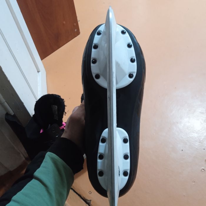 Продам коньки  42 размер