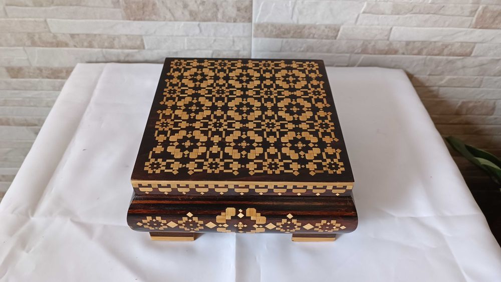 Стара дървена кутия за бижута - украсена с фурнир - №1