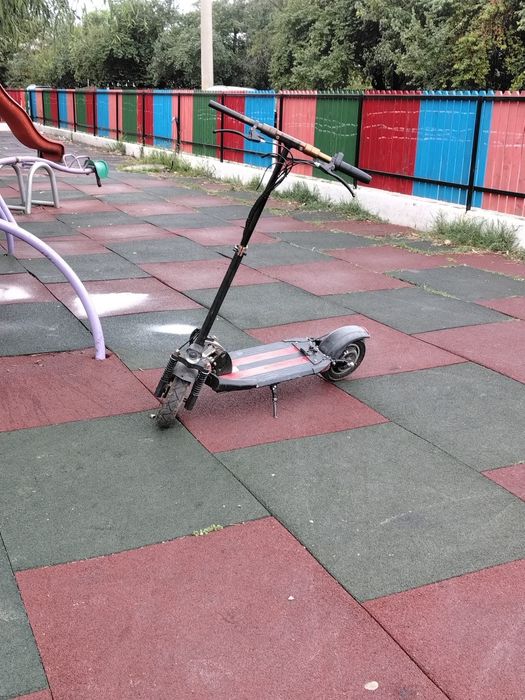 Vând trotineta electrica