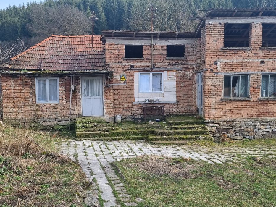 Teren cu casa si șură bătrânescă.  3700m² de Teren,