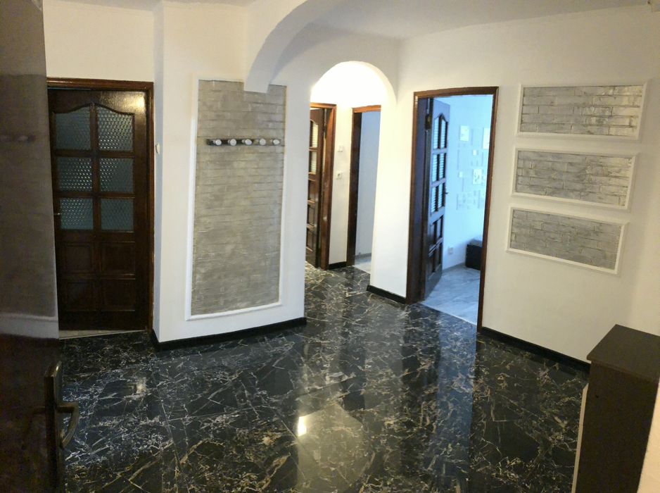 Inchiriez apartament cu 3camere