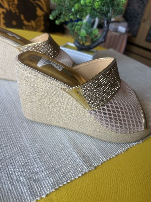 Нови златости чехли