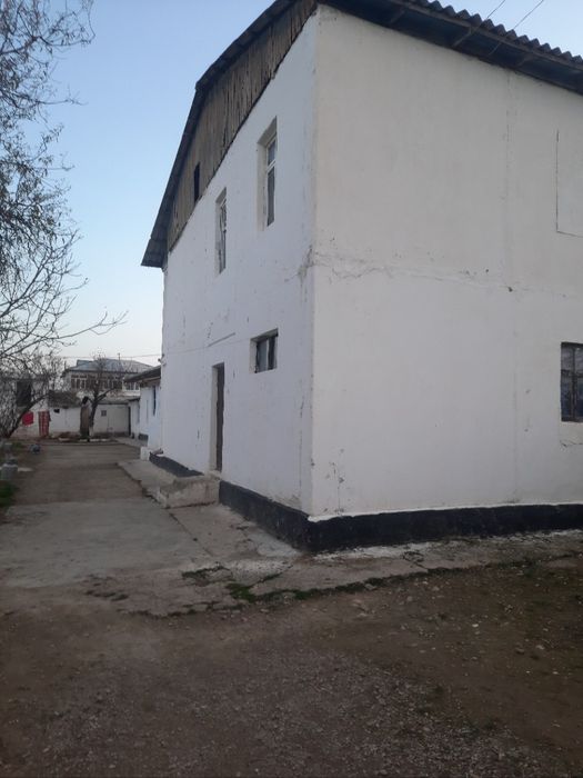 11 sotxli va 8 xonali uy sotiladi