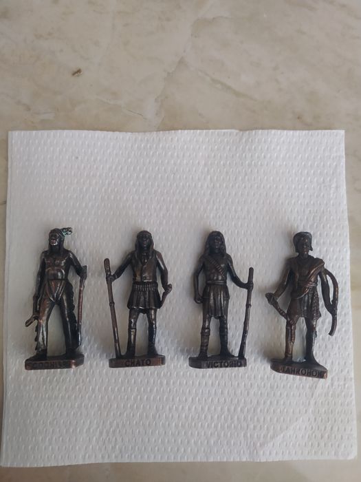 продавам колекции на фигурки от киндер на серии