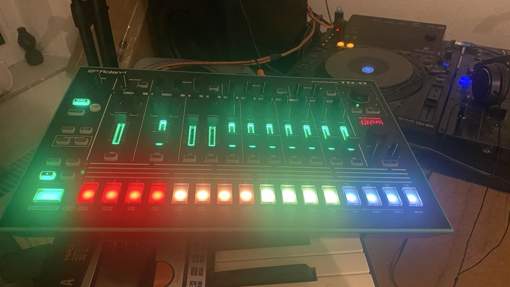 Roland tr8 Drum machine