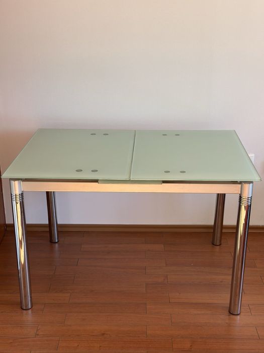 Стъклена трапезна маса