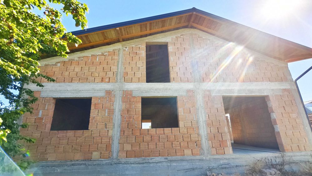 Casa la rosu ,3 camere + open space cu mansarda , constructie 2024 , 140mp ,teren 1500 mp , Sat Malaiesti ,PH la 15 min de oras, zona linistita