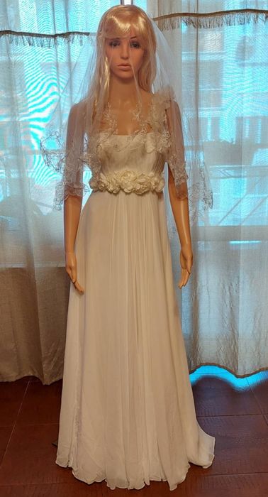 Нежна и ефирна булченска рокля и елегантно тънко палтенце с колан