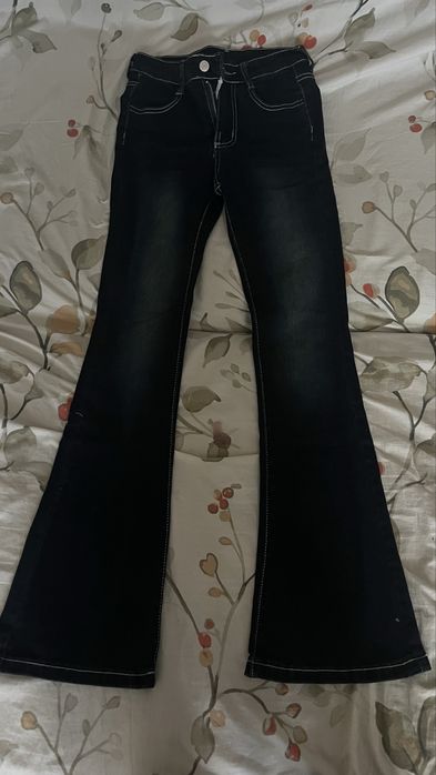 Темно-синие джинсы клеш