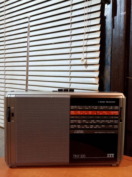 Стари транзисторни радио приемници.