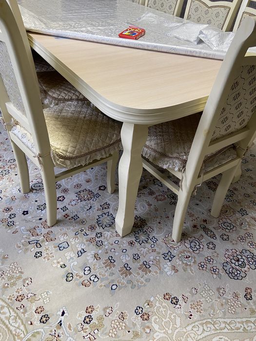 Стол и стуля для гостинной