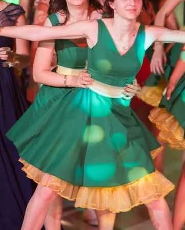 Официална кокетна зелена рокля с жълта панделка и фуста