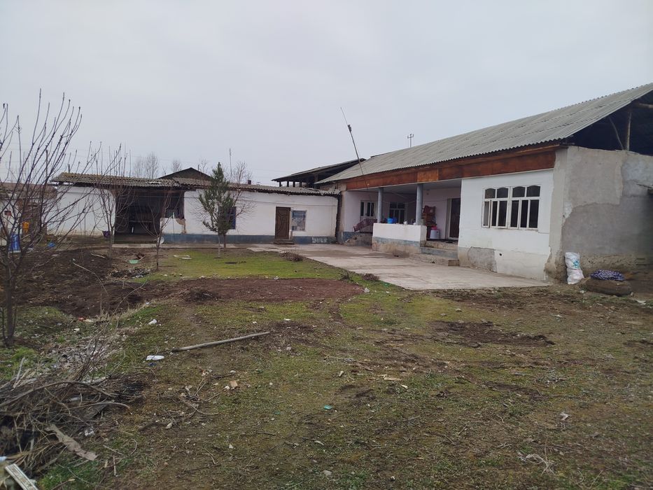 Uy sotiladi Toshkent viloyati oqqoʻrgʻon  su svet gaz bor sharoyit bor