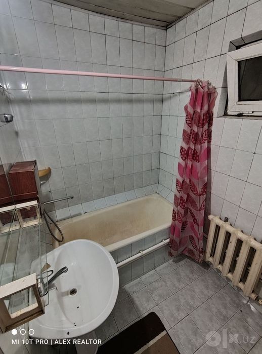 Срочно. Продам 2 комнатную квартиру. До метро 1 минута пешком. Срочно