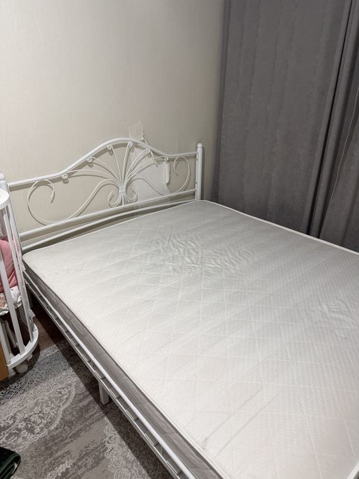 кровать двуспальная с матрасом