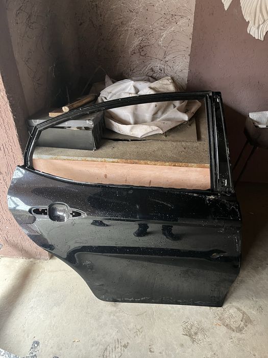 Задняя левая дверь камри 80