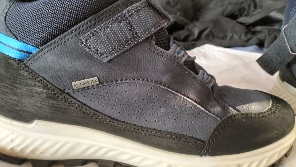 De vânzare ghetele sport băieți, mărimea 36