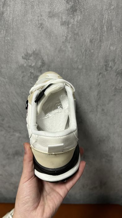 Продам новые кроссовки