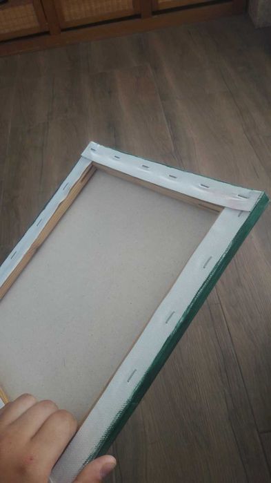 Продавам красива картина на розово фламинго в джунгла ръчно нарисувана с бои.