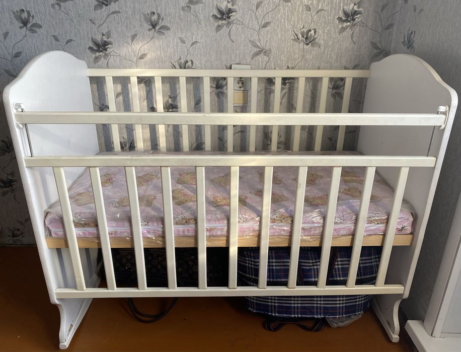 Детская кровать с бордиками