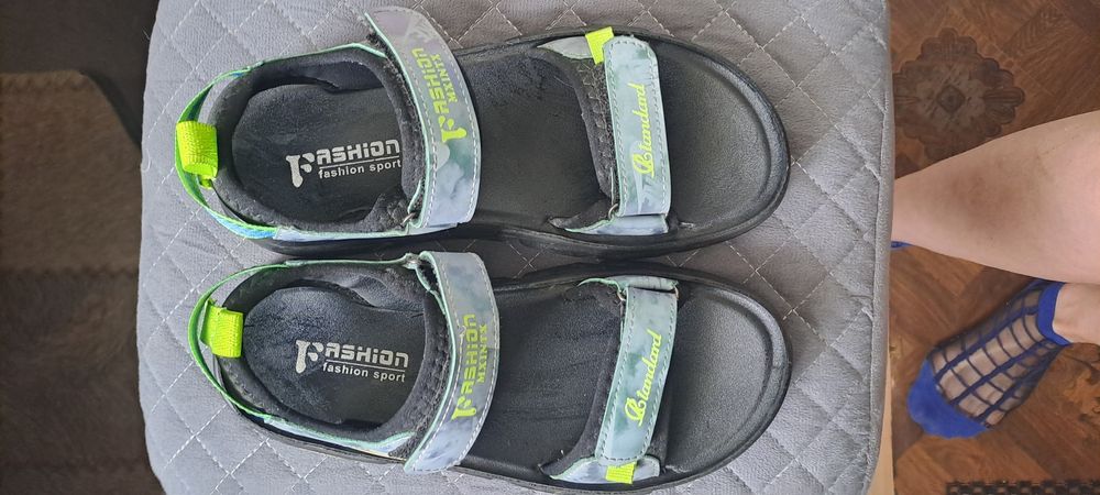 Продам сандали подростковые