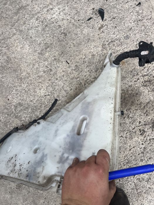 Казанче течност чистачки бмв ф30 ф31  bmw f30 f31 kazanche