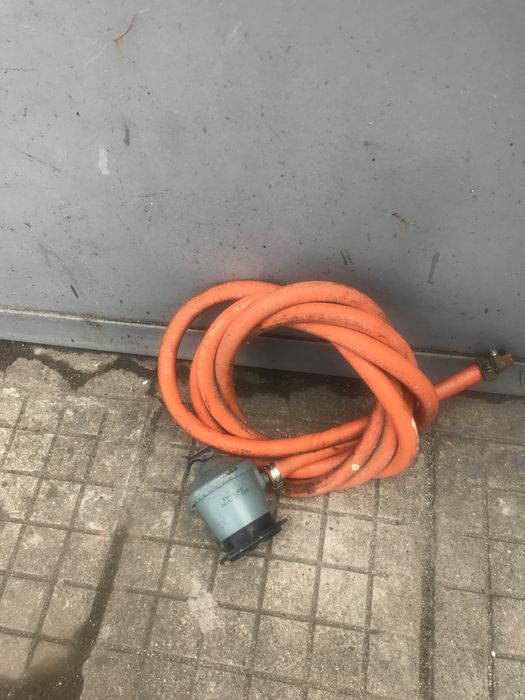 Газова  бутилка. / Има маркуч  и  клапан  .