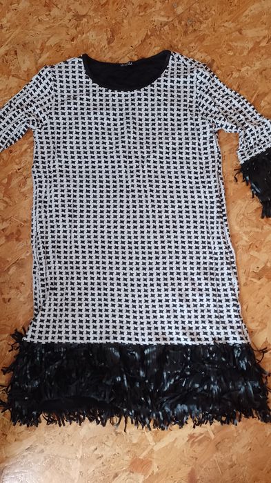 Рокля с ресни по края