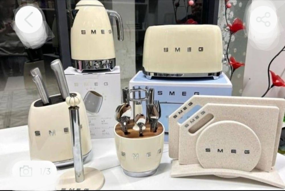 Продам СМЕГ  электрочайник.тостер.набор ножей..набор досок