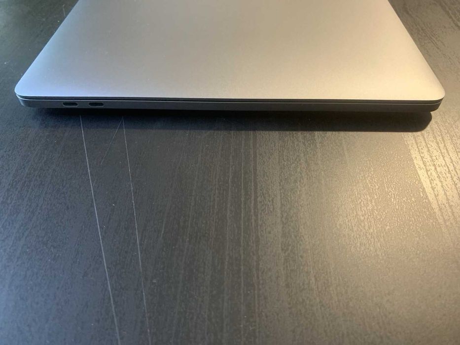 MacBook Pro 15 инча с нова батерия (само 1 цикъл на зареждане)