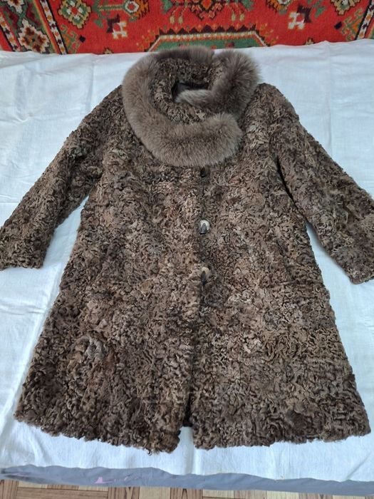 Продается шуба из натурального каракуля