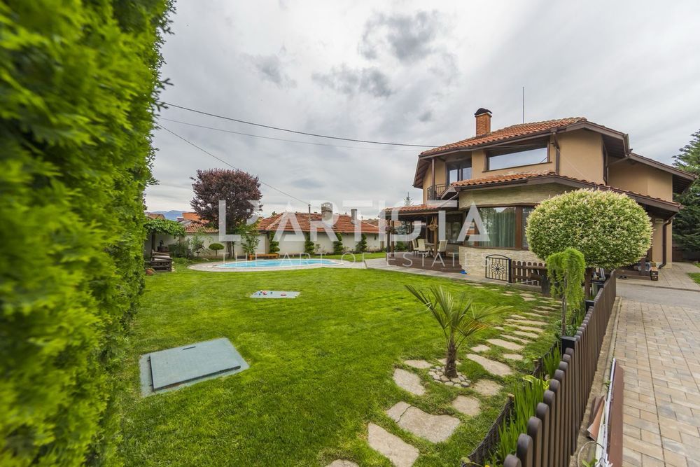 Продава се Къща в София, Гео Милев - 200 кв.м за 2745 €/кв.м - Снимка #1