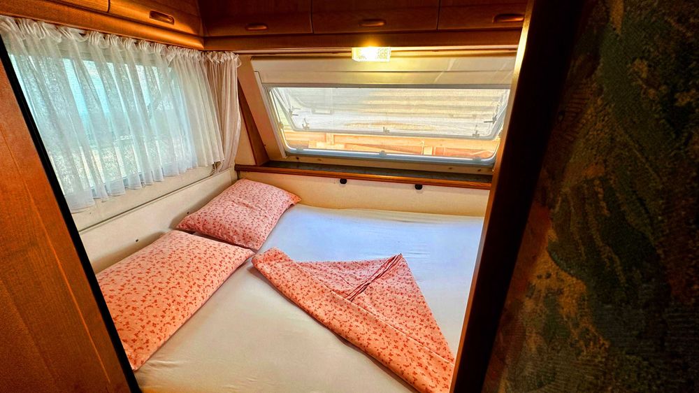 Продава се уютна каравана с веранда в къмпинг Атлиман край Китен