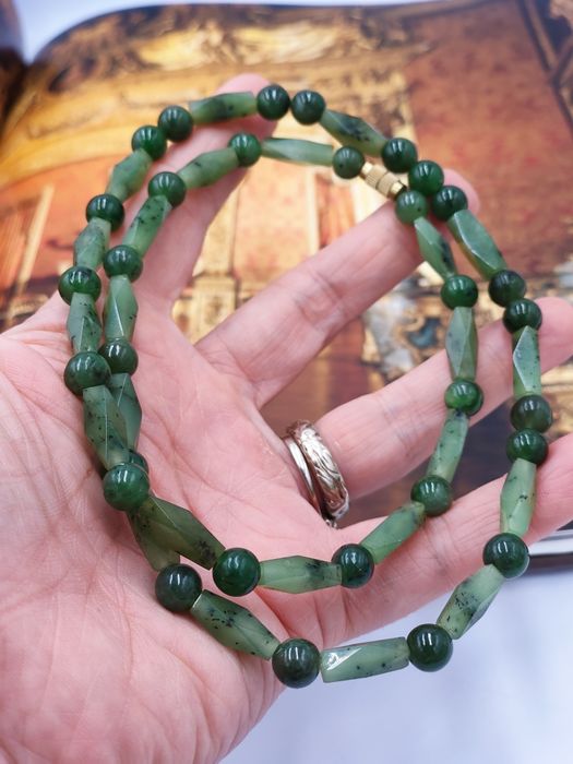 Винтидж нефритена огърлица , перфектно състояние