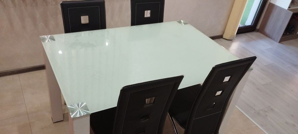 Продавам стъклена маса с четири стола