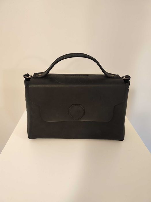 Ръчно изработена черна кожена чанта