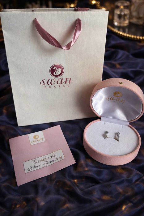 оригинални сребърни обеци нови с цирконии SWAN pearls с чанта и кутия