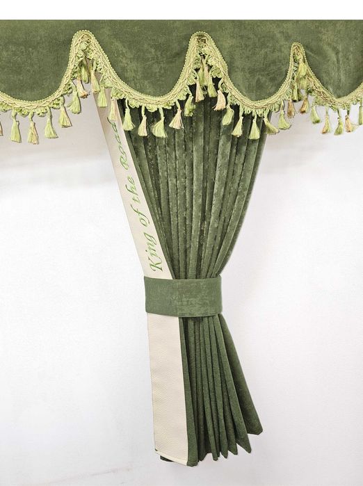 Зелени пердета за камиони с кожена лента и кукички тип холандско чело